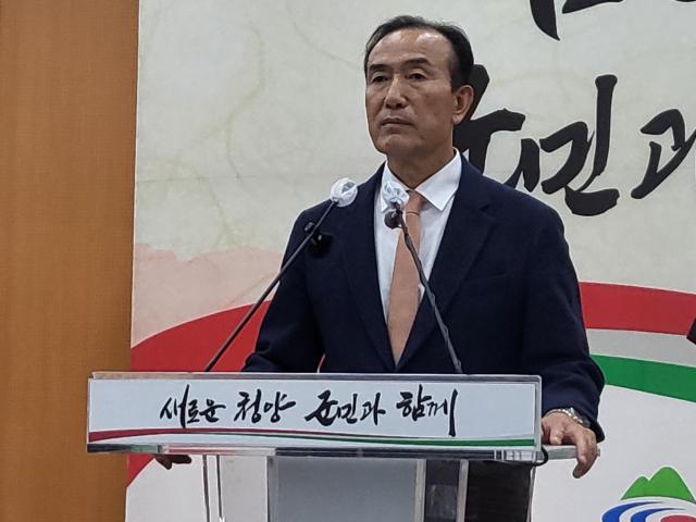 김홍열 청양군수가 28일 청양군청 1층 대회의실에서 기자회견을 열고 정부의 지천댐 건설 확정에 대한 입장과 향후 대응 방안을 밝히고 있다사진허희만기자