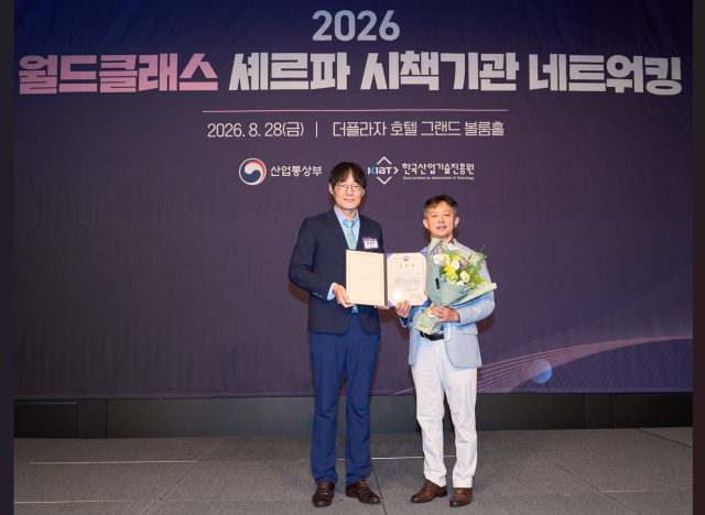 왼쪽부터 안응수 산업통상자원부 중견기업지원과 과장 박성수 대웅제약 대표가 기념촬영을 하고 있다사진대웅제약