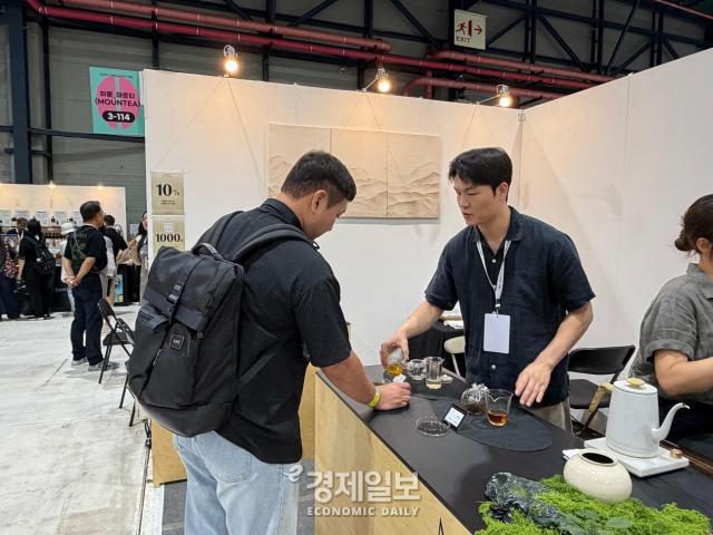 마운티 부스를 둘러보는 관람객 모습 사진정보운 기자