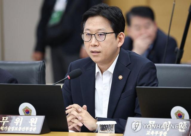 Phó Thủ tướng Bae Kyung-hoon báo cáo về dịch vụ AI phục vụ người dân

Sejong  Yonhap News Phó Thủ tướng kiêm Bộ trưởng Khoa học và Công nghệ Thông tin - Truyền thông Bae Kyung-hoon báo cáo về các nội dung cần phối hợp nhằm thúc đẩy đổi mới dịch vụ AI phục vụ người dân tại phiên họp Nội các do Tổng thống Lee Jae-myung chủ trì diễn ra ngày 118 tại Khu liên hợp Chính phủ Sejong 1182026