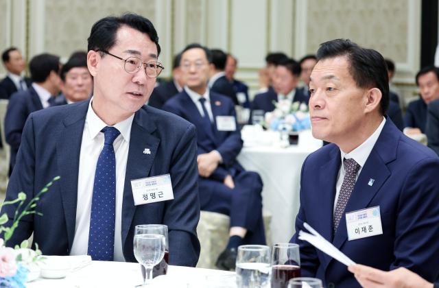 정명근 화성특례시장왼쪽이 27일 청와대 영빈관에서 열린 전국 시·군·구청장 국정설명회에서 이재준 수원특례시장오른쪽과 지역 현안 등에 대해 의견을 나누고 있다 사진연합뉴스