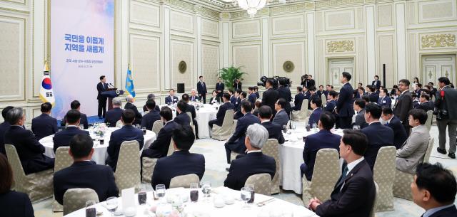 정명근 화성특례시장을 비롯한 전국 시·군·구청장들이 27일 청와대 영빈관에서 열린 국정설명회에 참석해 대통령의 발언을 경청하고 있다 사진연합뉴스