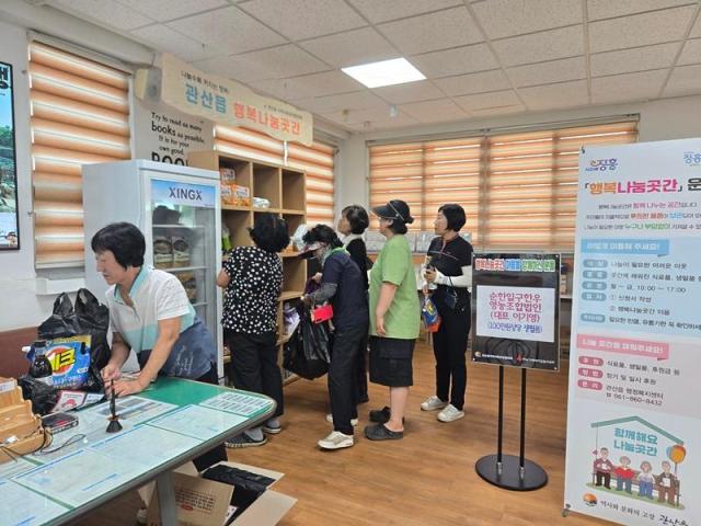 장흥군 관산읍지역사회보장협의체는 지난해 12월부터 관산읍행정복지센터 1층에 주민 참여형 나눔 복지공간인 ‘행복나눔곳간’​을 마련했다사진장흥군