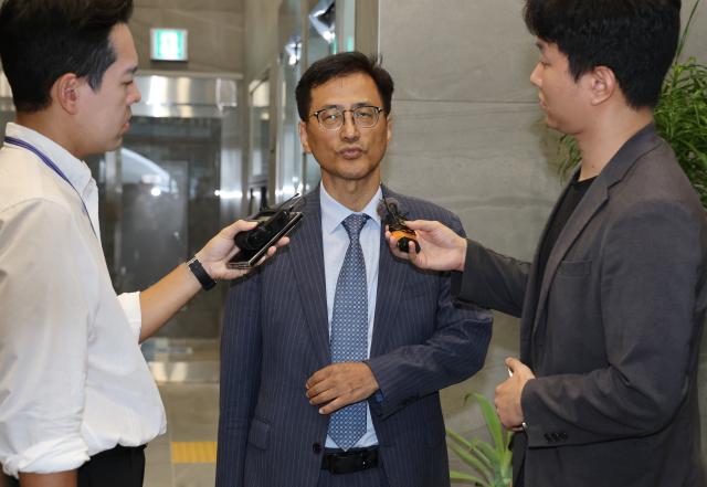 6·3 지방선거 투표용지 부족 사태 등을 수사하는 이태한 선거관리위원회 특별검사가 지난 24일 서울 서초구 특검 임시 사무실로 출근하며 취재진의 질문에 답하고 있다 사진연합뉴스
