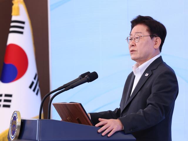 이재명 대통령이 28일 청와대에서 열린 청년예산 언박싱 2027 행사에서 발언하고 있다 이번 행사는 내년도 정부 예산안 발표에 앞서 청년 예산과 주요 사업을 설명하기 위해 마련됐다 사진연합뉴스