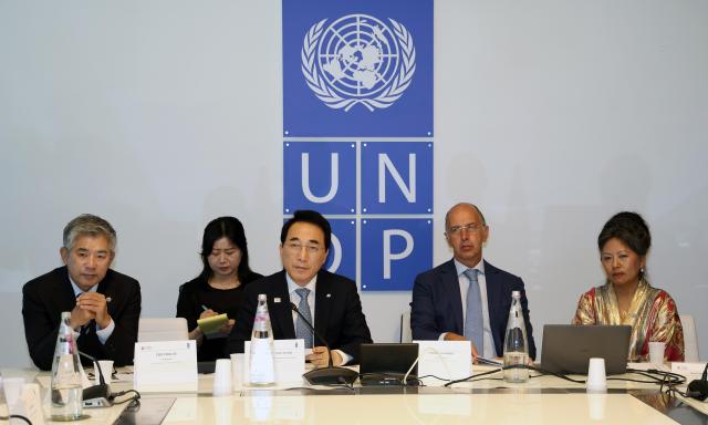 박수현 충남지사가 27일현지 시각 이탈리아 로마의 UNDP ‘지속 가능한 발전을 위한 AI 허브’를 방문해 관계자들과 글로벌 AI 협력 및 충남 유치 방안을 논의하고 있다사진충남도