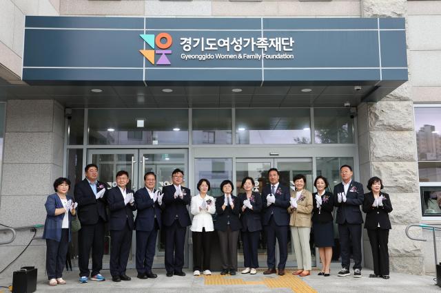 28일 오후 경기도여성가족재단에서 열린 경기도여성가족재단 신청사 이전식에서 추미애 경기도지사 성수석 이천시장 김윤 국회의원 송석준 국회의원 도의원 및 유관기관장 및 관계자들이 현판 제막식 및 기념촬영을 하고있다 사진경기도