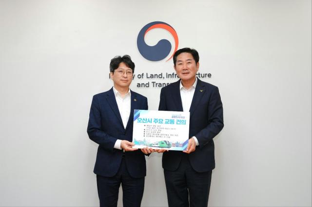 조용호 오산시장은 28일 오후 서울 국토발전전시관에서 국토교통부 제2차관과의 간담회를 갖고 오산시 주요 교통 현안의 차질 없는 추진을 건의했다 사진오산시