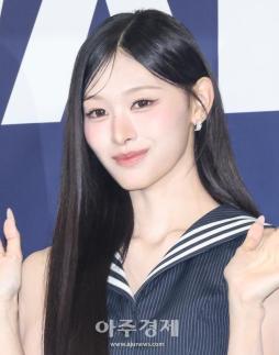[포토] 리센느 미나미, 블루카펫 위 빛나는 인사