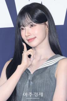 [포토] 리센느 원이, 블루카펫 위 볼 콕!