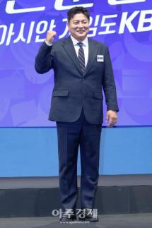 [포토] 포즈 취하는 ​​​​​​​김태균 야구 해설위원