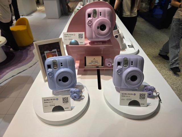 팝업 존에 전시된 인스탁스 미니13 instax mini 13™ 사진조성준 기자