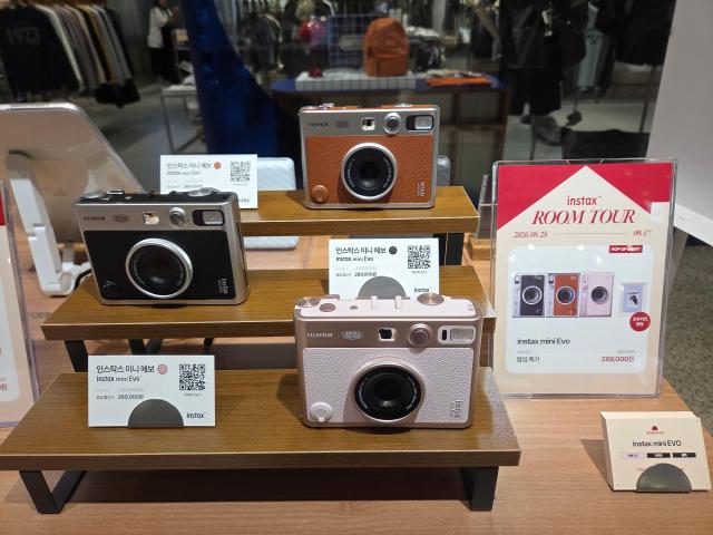 팝업존에 전시된 인스탁스 미니 에보 instax mini Evo™ 사진조성준 기자