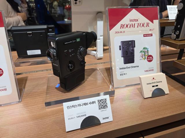 팝업존에 전시된 인스탁스 미니 에보 시네마 instax mini Evo Cinema™ 사진조성준 기자