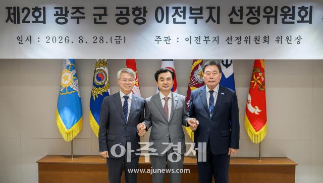 무안군 망운면 일대가 광주군공항 이전 부지로 결정됐다 사진은 안규백 국방부장관사진 중앙과 민형배 광주특별시장사진 왼쪽 김산 무안군수 사진광주특별시