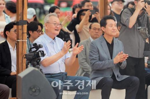 [포토] 박수치는 윤영달 회장·오세훈 시장