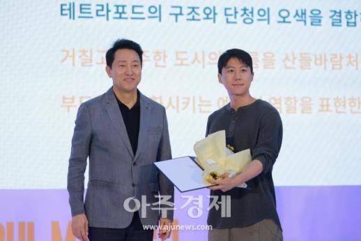 [포토] ​​​​​​​이호준 작가, 제3회 서울조각상 입선