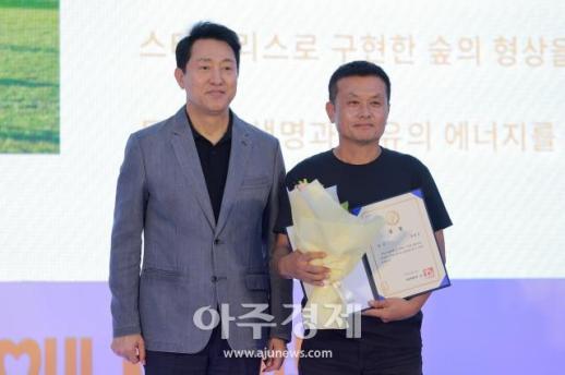 [포토] ​​​​​​​김진우 작가, 제3회 서울조각상 입선