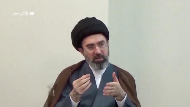 المرشد الإيراني الأعلى يأمر بتقليل الاعتماد على الدولار وسط انخفاض حجم التبادل التجاري