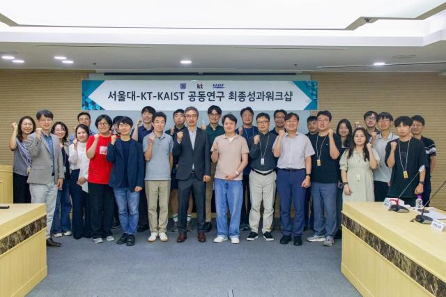 서울 서초구 KT우면연구센터에서 개최된 ‘서울대-KT-카이스트 산학 공동연구 최종 성과 워크숍’에 참석한  박재형 KT AX미래기술원장 상무앞줄 오른쪽에서 4번째 정문식 서울대학교 AI연구원 교수오른쪽에서 7번째 김기응 카이스트 김재철AI대학원 교수오른쪽에서 8번째가 기념사진을 촬영하고 있다 사진KT	