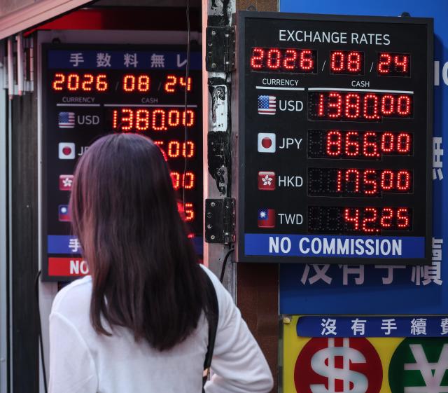 Retail investors flee sliding Seoul market for Wall Street