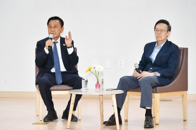 김세훈 화천군수와 최창렬 용인대 교수가 지난 24일 화천커뮤니티센터에서 열린 ‘찾아가는 인문학 강연’ 토크 프로그램에서 주민들과 대화를 나누고 있다 화천군은 민선 9기 들어 인문학 프로그램을 화천읍과 사내면을 순회하는 정례·참여형 방식으로 운영하고 있다사진화천군