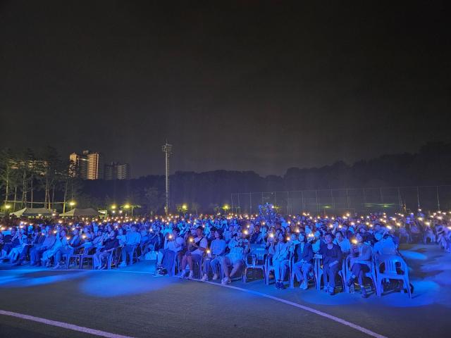2026 제2회 화성재즈페스티벌을 찾은 시민들이 휴대전화 불빛을 밝히며 공연을 함께 즐기고 있다 사진화성시