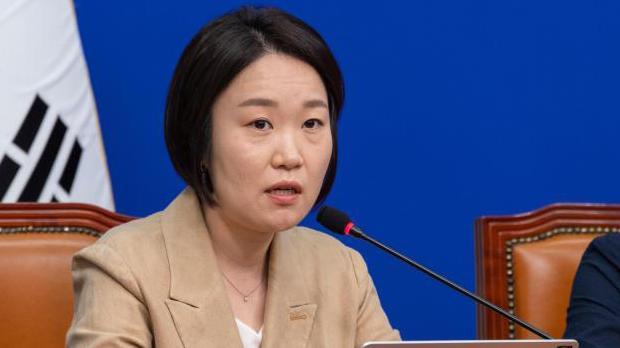 더불어민주당 대통합 추진단 영입확장분과 공동위원장인 이소영 의원이 지난 25일 국회에서 열린 대통합 추진단 1차 회의에서 인사말을 하고 있다 사진연합뉴스