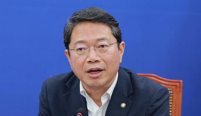 법무부 장관 후보자로 지명된 더불어민주당 김승원 의원이 30일 국회에서 사법부 현안 관련 기자회견에서 취재진 질문에 답하고 있는 모습 사진연합뉴스