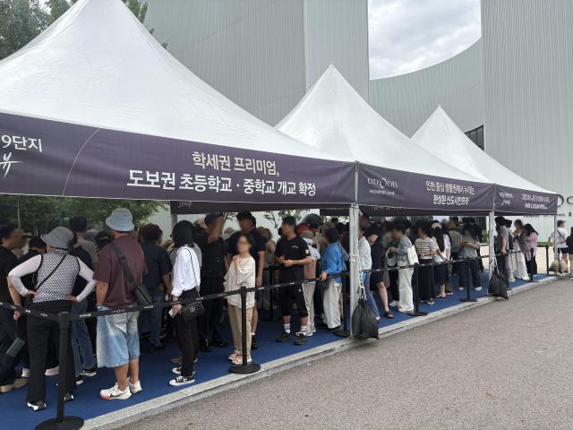 지난 27일 개관한 시티오씨엘 9단지 오션파크뷰 견본주택에 방문객들이 줄서있다 사진IPARK현대산업개발 제공