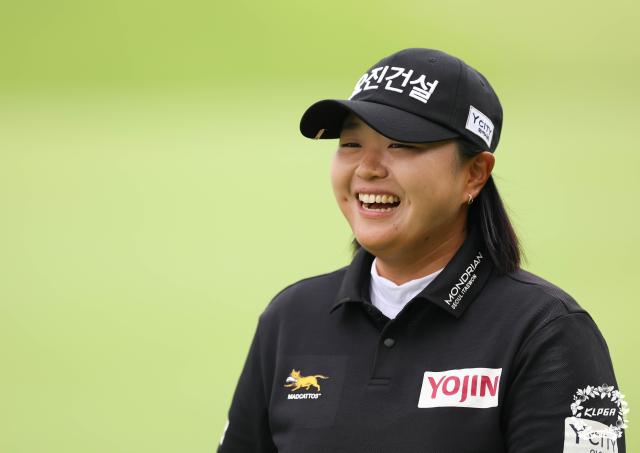 신다인이 한국여자프로골프KLPGA 투어 KG 레이디스 오픈총상금 10억원 15년 역사상 최초로 타이틀 방어에 성공했다 사진KLPGA