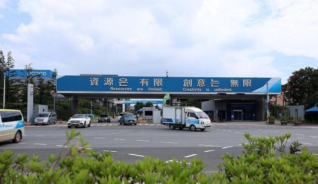 지난 19일 포스코 포항제철소 정문으로 차량 여러 대가 나오고 있는 모습 사진연합뉴스