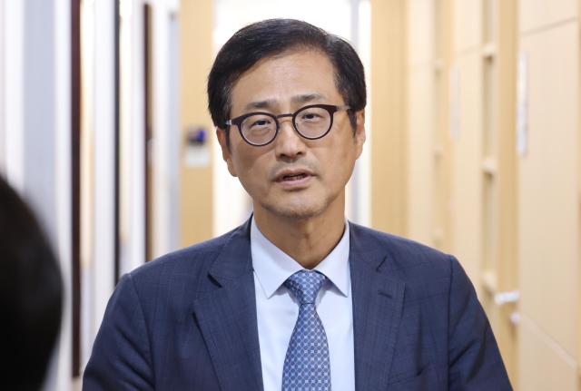 6·3 지방선거 투표용지 부족 사태 등을 수사할 선거관리위원회 특별검사로 임명된 이태한 권익위 비상임위원이 18일 서울 서초구 법무법인 동인에서 취재진 질문에 답하고 있다 사진연합뉴스