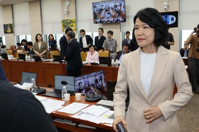 지난 19일 국회에서 열린 과학기술정보방송통신위원회 전체회의에서 송기헌 위원장이 정회를 선언하자 이진숙 국민의힘 의원이 회의장을 나서고 있다 사진연합뉴스