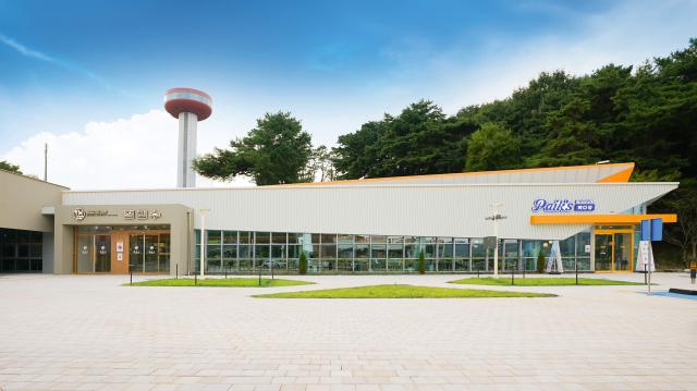 디저트 복합형 매장 ‘빽다방 예당호점’ 외관 사진더본코리아