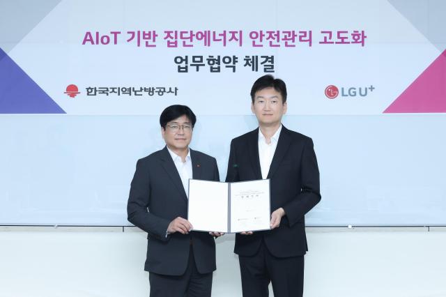 울 용산구 LG유플러스 용산사옥에서 진행된 MOU에서 권용현 LG유플러스 엔터프라이즈 부문장부사장 오른쪽 정남성 한국지역난방공사 본부장이 기념 촬영을 하고 있다 사진LG유플러스