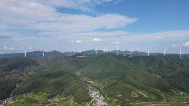 의성 황학산 풍력발전단지에 설치된 66MW 규모의 풍력발전기 사진SK이터닉스