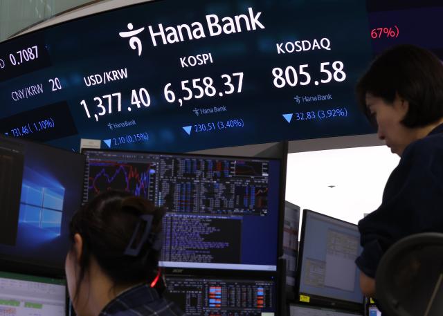 31일 오전 서울 중구 하나은행 본점 딜링룸 사진연합뉴스