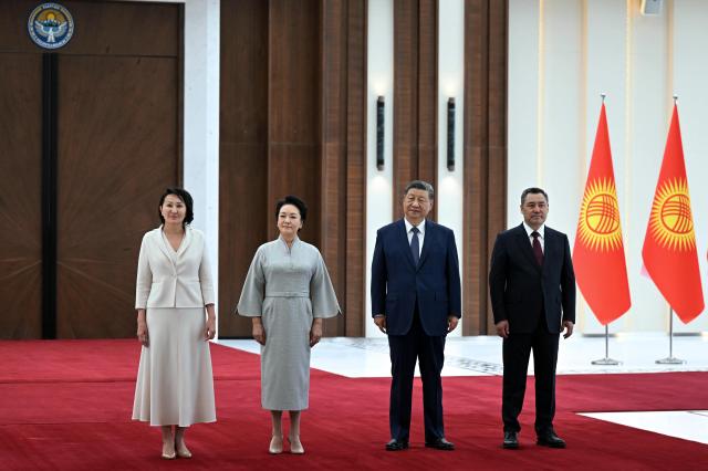 시진핑 주석과 펑리위안 여사가 30일 키르기스스탄의 수도 비슈케크에서 사디르 자파로프 대통령 부부와 기념촬영을 하고 있다 사진AP연합