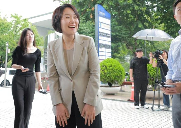 [포토] 밝은 표정의 ​​​​​​​이소영 중소벤처기업부 장관 후보자