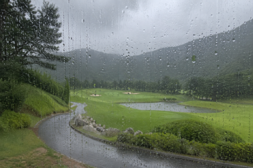 Mưa lớn nhưng vẫn yêu cầu golfer đến hủy đặt sân golf, golfer than phiền vì phí hủy 200 triệu đồng