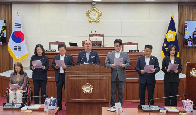 임윤택 무안군의회의장이 31일 오전 11시 본회의장에서 의원 일동 명의의 ‘국립의대 유치 무산 유감 서남권 소외 해소 촉구’ 성명서를 낭독하고 있다사진김옥현 기자