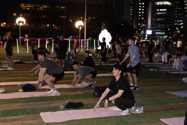 운동하는 서울광장에서 시민들이 크로스핏을 즐기고 있다 사진서울시