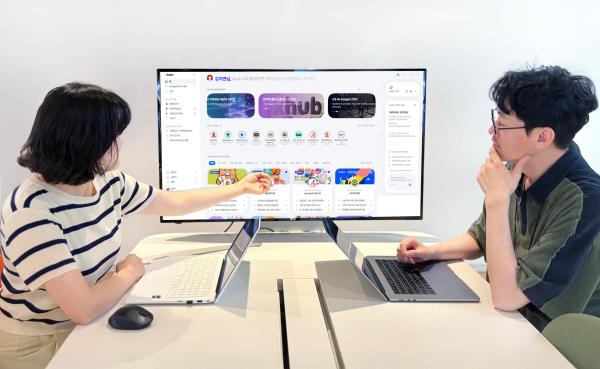GS샵 직원들이 디지털 전환DX·인공지능 전환AX 통합 포털 엑스허브플러스xhub+를 살펴보고 있다 사진GS리테일