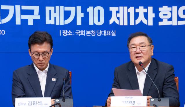더불어민주당 개헌추진단장인 김태년 의원오른쪽이 31일 국회에서 열린 민주당 혁신 특별기구 메가10 중 3개 부분인 공천혁신단ㆍ정당개혁추진단ㆍ개헌추진단 1차 회의에서 개헌의 당위성에 대해 발언하고 있다사진연합뉴스