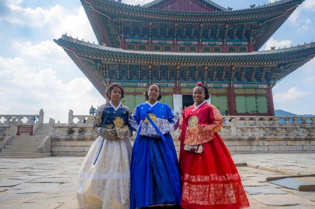 외국인 관광객들이 경복궁 근정전을 배경으로 한복 스냅을 촬영하고 있다 사진서울관광재단