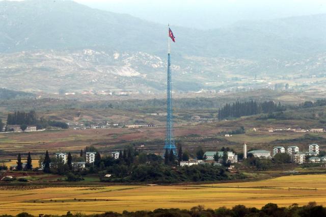 북한 기정동에 펄럭이는 인공기 사진연합뉴스