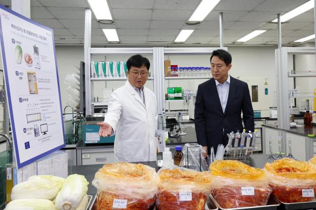 오세훈 서울시장이 31일 보건환경연구원을 찾아 수입산 배추 및 김치 안전관리 현장을 점검하고 있다 사진서울시