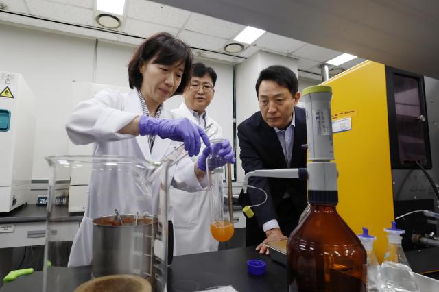 오세훈 서울시장이 31일 보건환경연구원을 찾아날 이날 수거된 중국산 배추와 배추김치의 시료 전처리와 정밀분석 등 포름알데히드 검사 과정을 살펴보고 있다 사진서울시