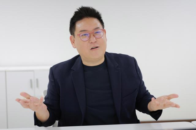 데니스 홍 미국 UCLA캘리포니아대학교 로스앤젤레스 캠퍼스 기계항공공학과 교수 겸 로봇 및 메커니즘 연구소RoMeLa 소장이 최근 아주경제 기자와 만나 학계의 역할은 아직 존재하지 않는 새로운 영역을 개척하는 것이라고 밝혔다 사진유대길 기자
